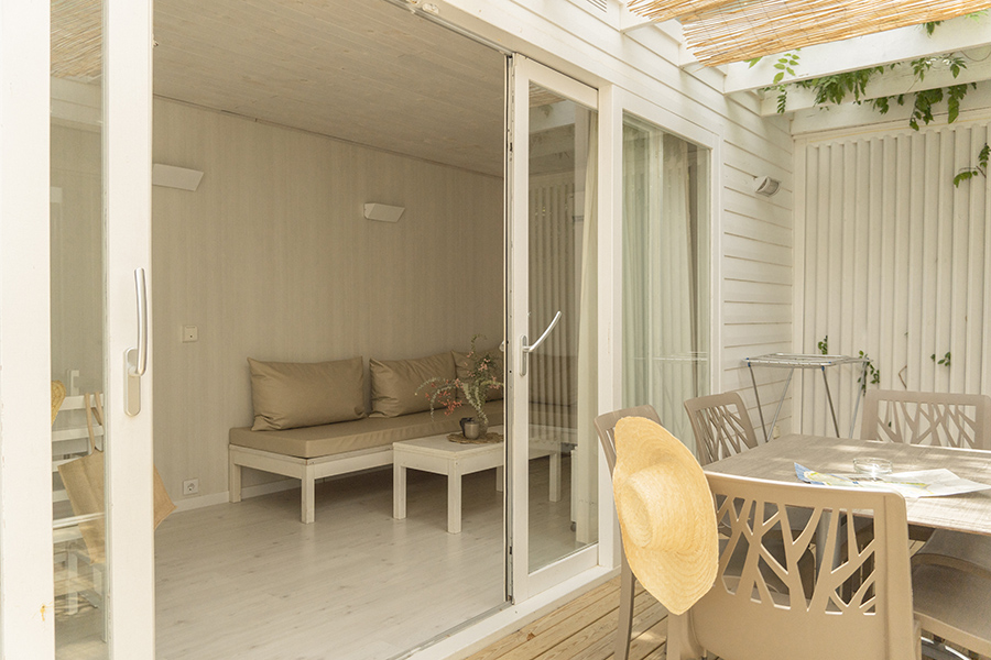 3 Camping riu-bungalow Aire-salon-ducha y habitaciones-Amplio bungalow en la Costa Brava (6)